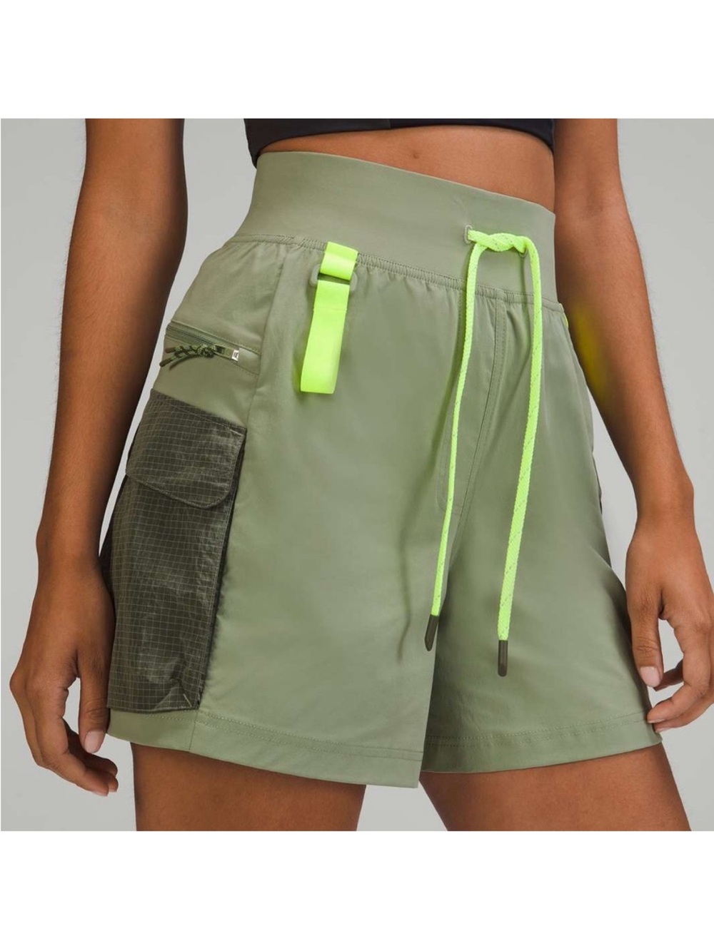 Lululemon Multi-Pocket Cargo High-Rise Hiking Shorts 5" size 4